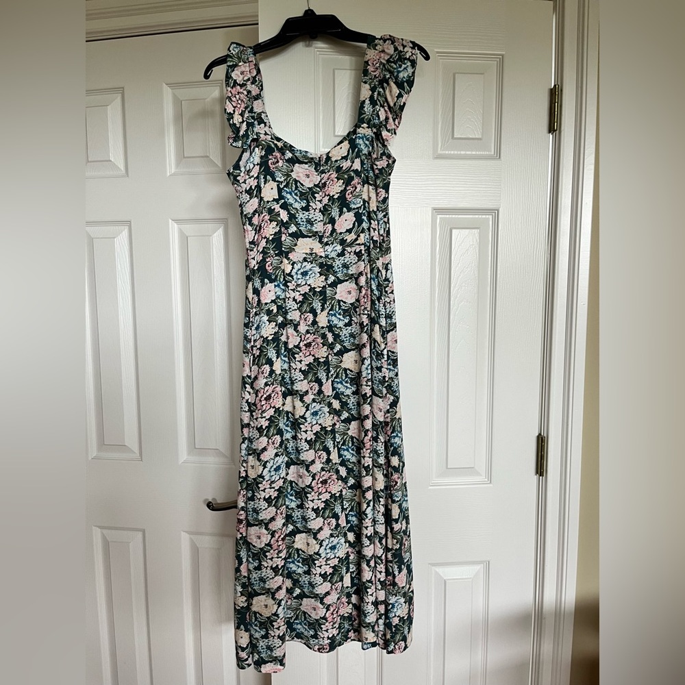 Beautiful floral midi dress with ruffle sleeves and pockets.